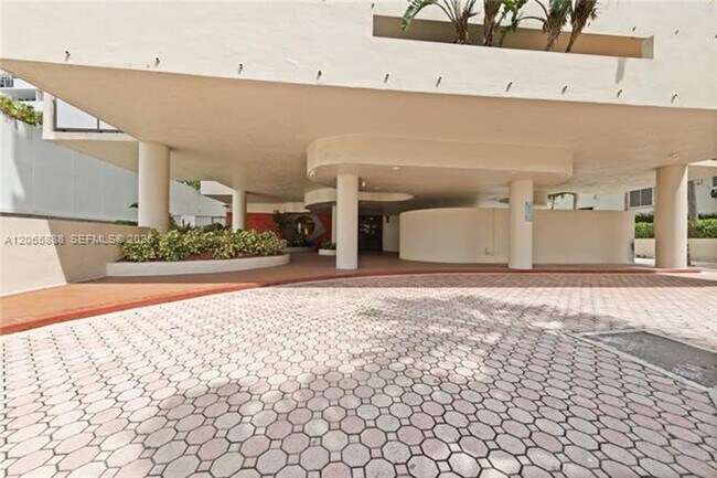 Building Photo - 1621 Collins Ave