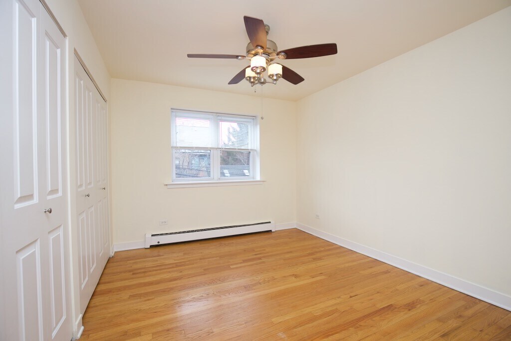 Building Photo - 628 W Wrightwood Ave