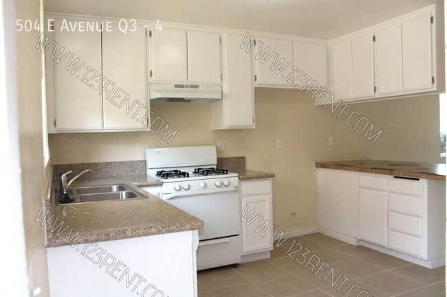 Building Photo - 504 E Ave Q3