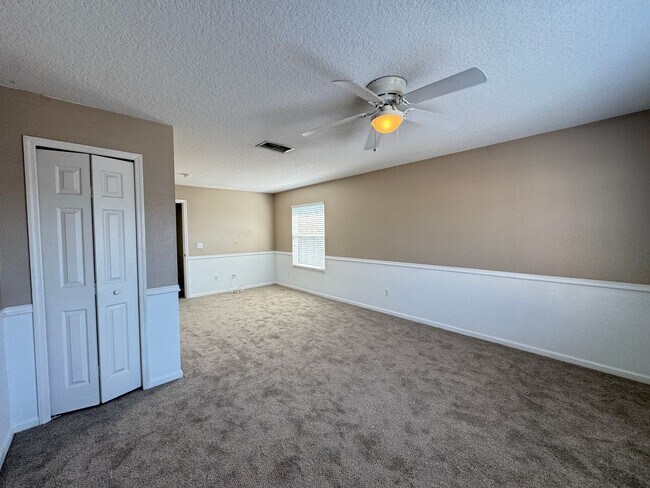 Building Photo - 5 Bedroom Townhome in Avalon Park! TESLA CHARGER INCLUDED!