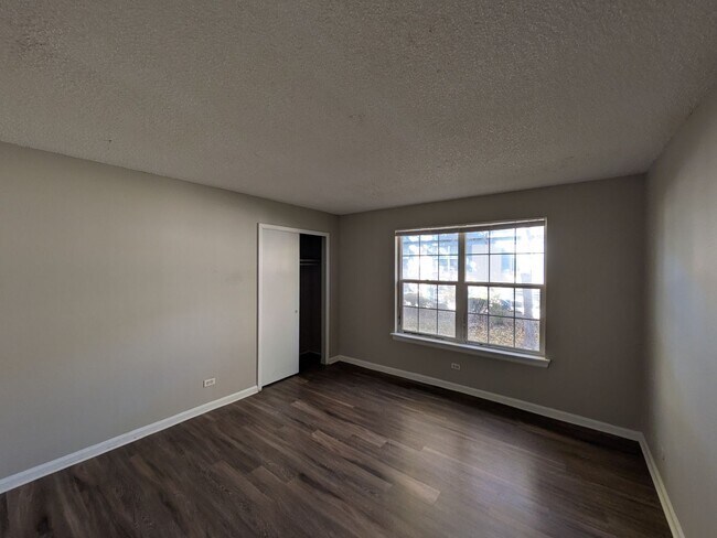 Building Photo - 3 Bedroom 1.5 Bathroom Hampden Neighborhood Townhome