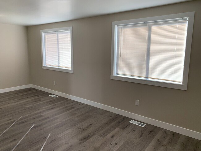 Building Photo - Updated 4 Bed Home with Large Yard
