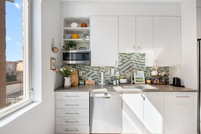 Building Photo - Furnished 2BD, 2BA Corner Unit Condo in Lowry