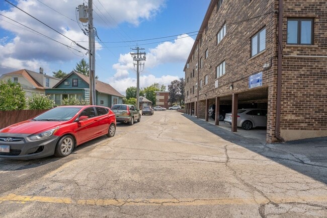 Building Photo - 3605 N Narragansett Ave