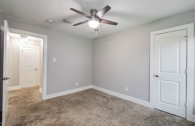 Building Photo - 536 Robert E Lee Dr