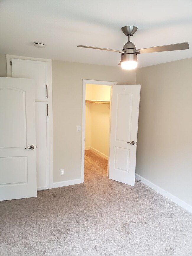 Building Photo - 2Bd/1Ba Clean Condo near Sunny Cove! ( Co-signors now accepted!)