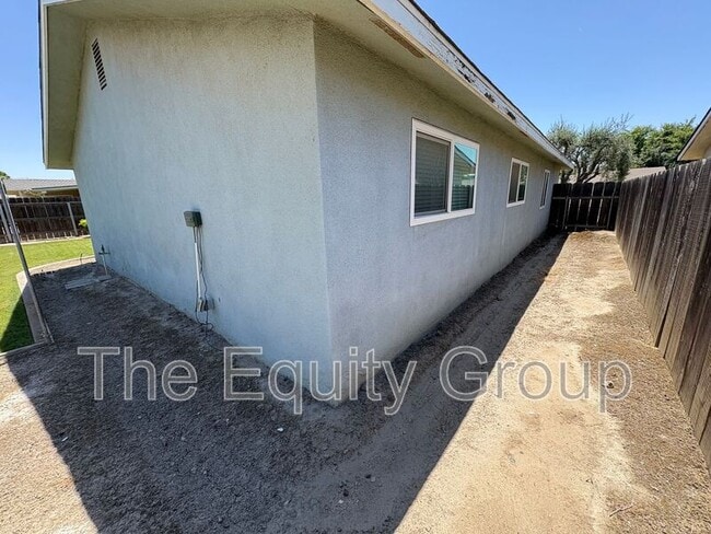 Building Photo - 294 E Julia Way
