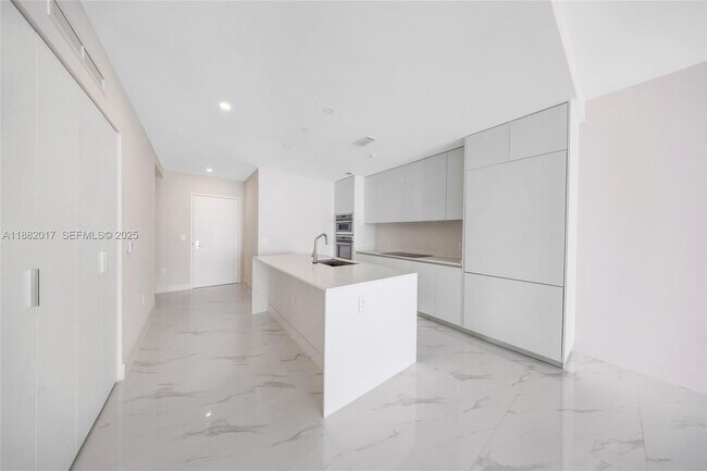 Building Photo - 700 NE 24th St