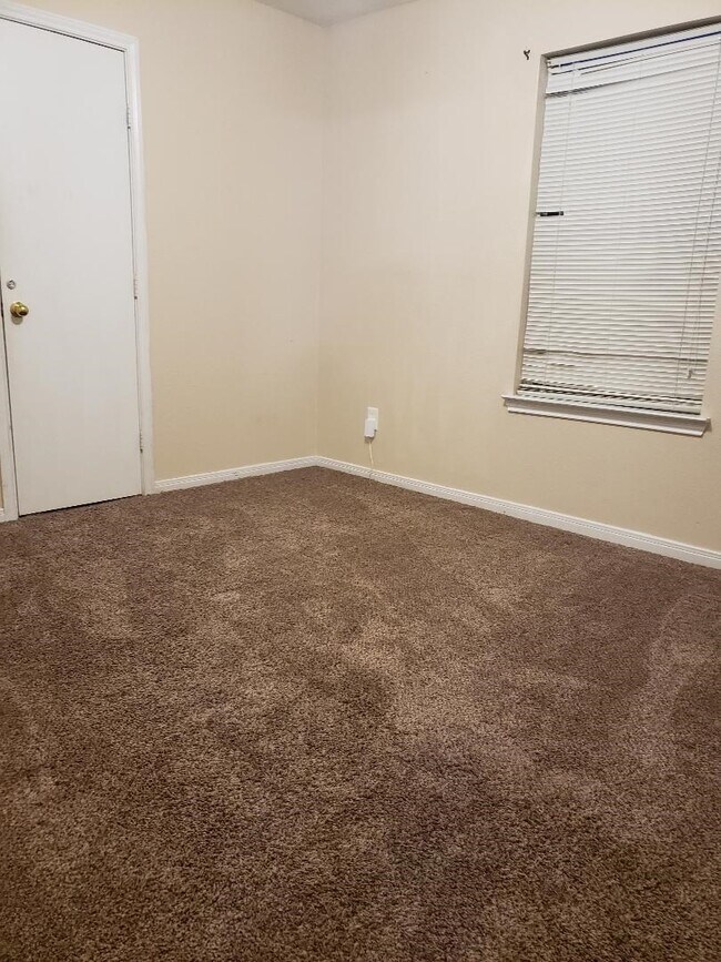 Building Photo - 16123 Catbird Ct
