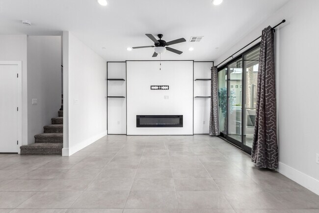 Building Photo - 164 E Lexington Ave