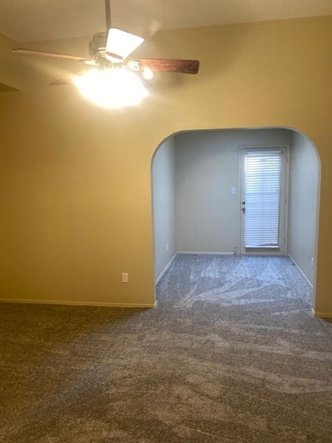 Building Photo - Cute townhome conveniently located in Nort...