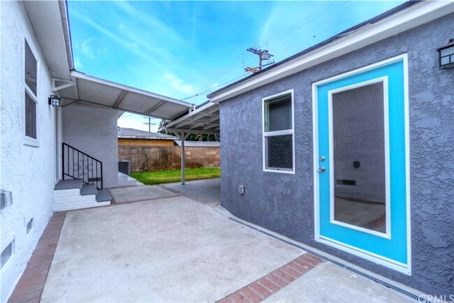 Building Photo - 922 E Century Blvd