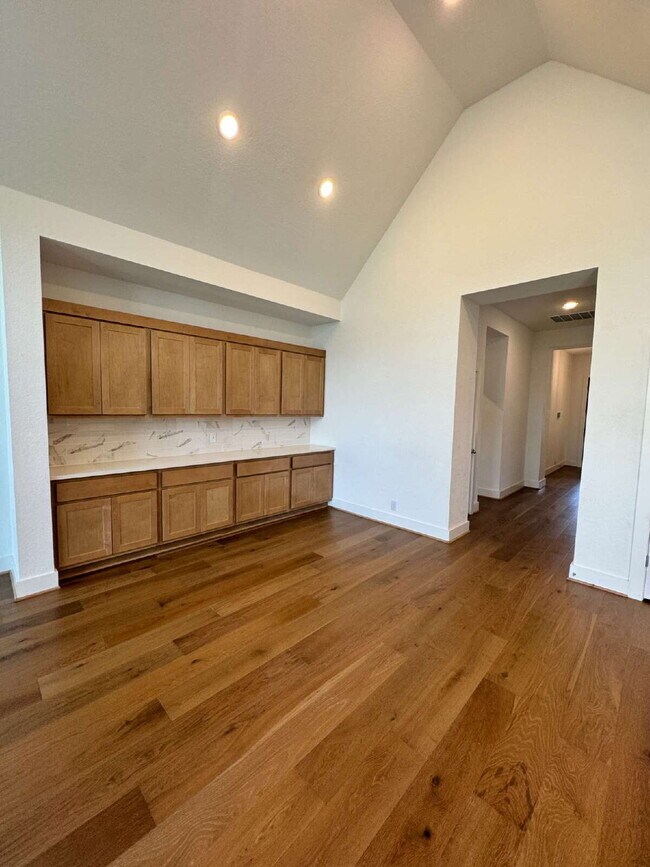 Building Photo - "Charming 4-Bed, 3-Bath Home in Castrovill...