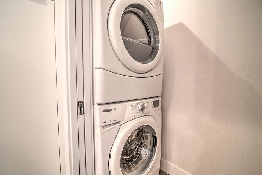 Building Photo - 2945 Umatilla St