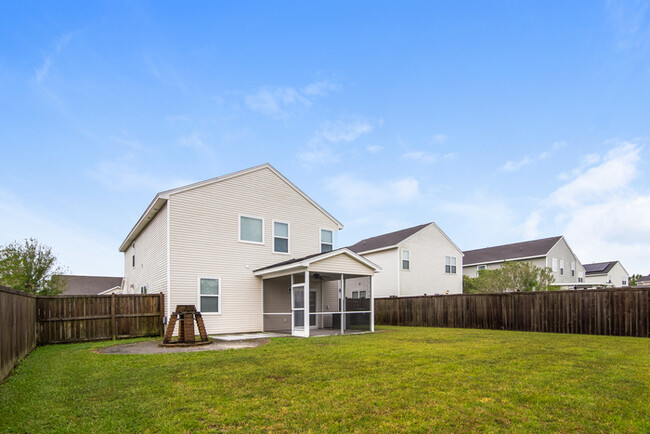 Building Photo - Beautiful Spacious & Ready to Call Home