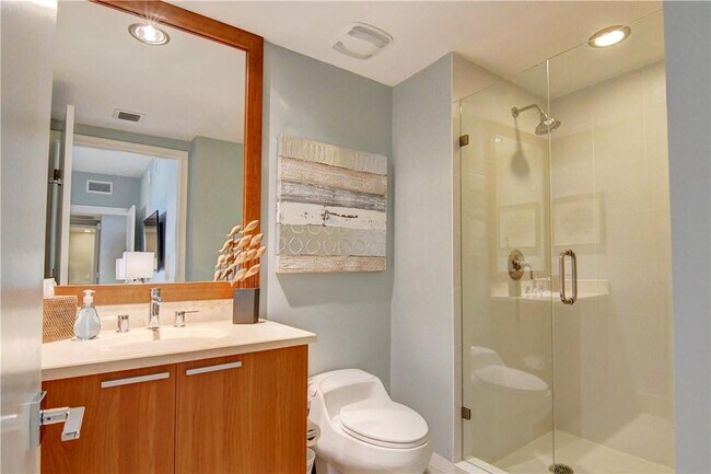 Building Photo - 2640 Lake Shore Dr