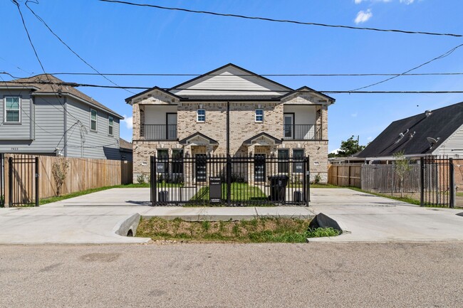 Building Photo - 7925 Colonial Ln