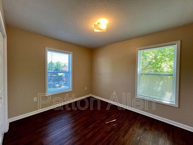 Building Photo - 8 Zell Ln