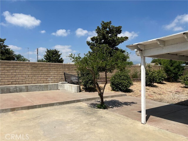 Building Photo - 924 N Quince Ave
