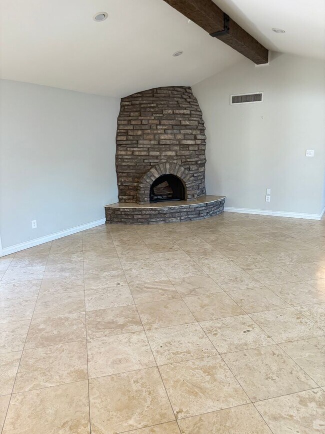 Building Photo - **STUNNING 3 BEDROOM/2 BATHROOM FULLY RENO...