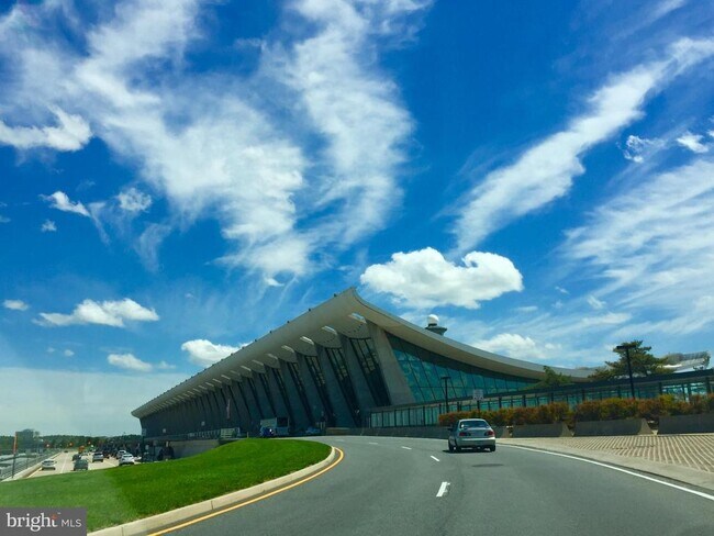 Building Photo - 1701 Lake Shore Crest Dr