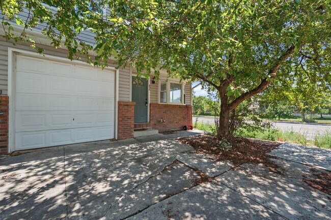 Building Photo - 698 Eagle Dr