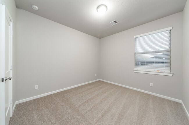 Building Photo - 8706 Fox Trail Dr