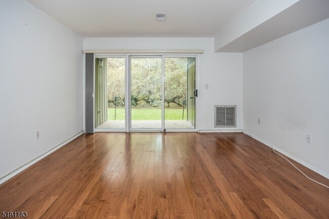 Building Photo - 41 Mt Kemble Ave