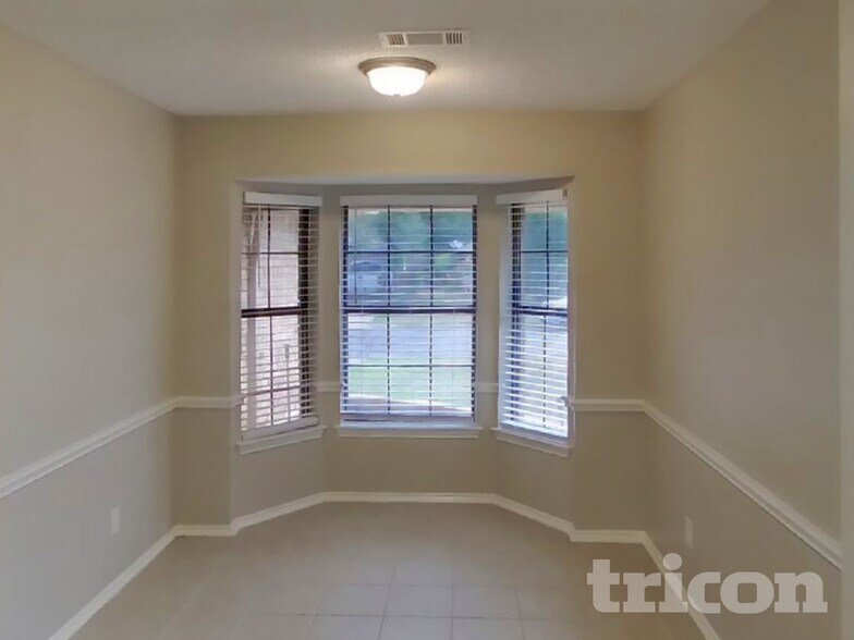 Building Photo - 721 Parkview Dr