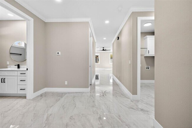 Building Photo - 284 Roosevelt Ave
