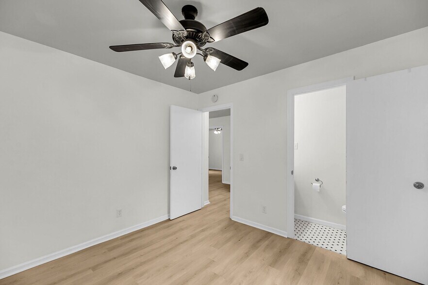 Bedroom 2 with en suite - 1594 Point Park Dr