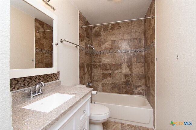 Building Photo - 1801 Farhills Dr