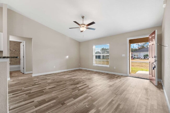 Building Photo - 3BR, 2BA Available Now with Fenced Yard and New Floors, North Marion Oaks