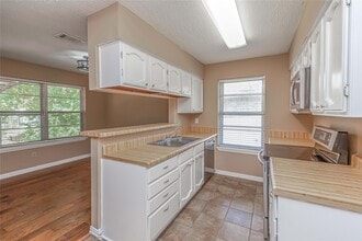 Building Photo - 16778 Glen Eagle Dr N