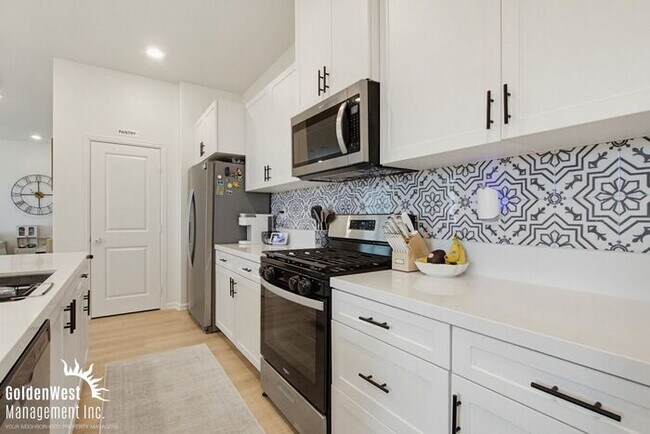 Building Photo - Modern 3Bdm 2.5Ba Unfurnished Town-Home in the Soltaire Community!