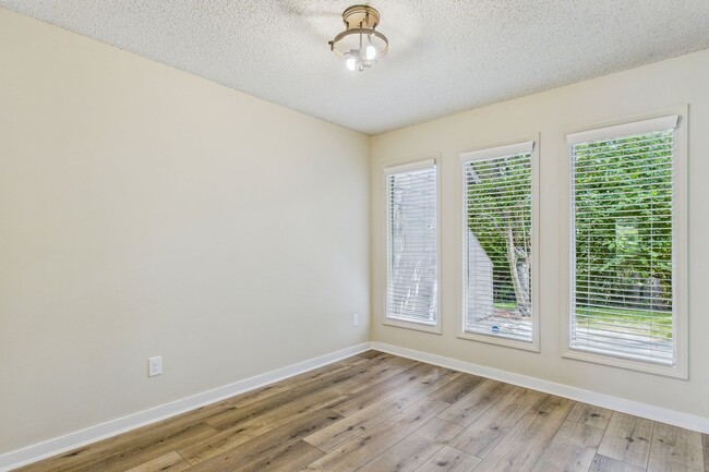 Building Photo - Charming 3-Bedroom Townhome in Sunset Woods