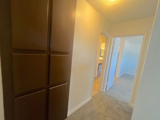 Building Photo - SPACIOUS 2BED/2BATH TOWNHOUSE