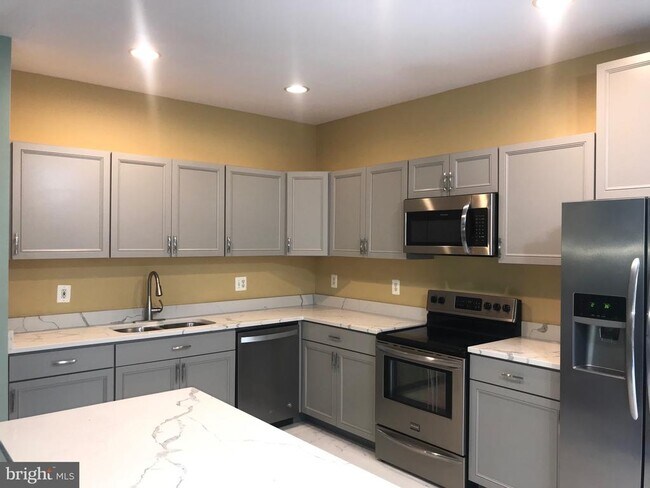 Building Photo - 15707 Palermo Terrace