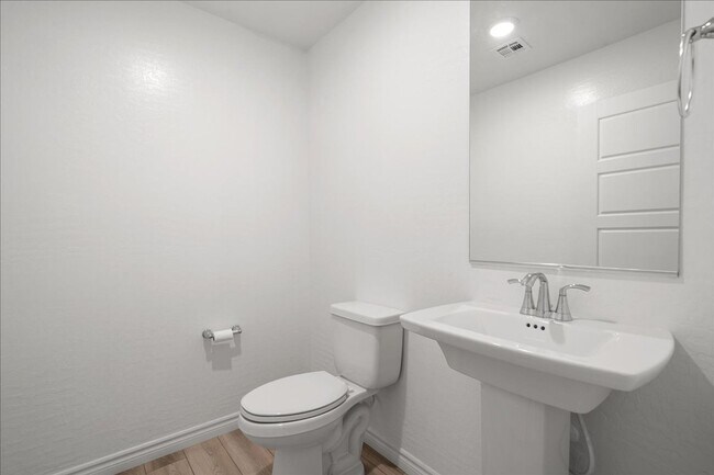 Building Photo - 3BD End-Unit Gated Townhome with Stylish Finishes