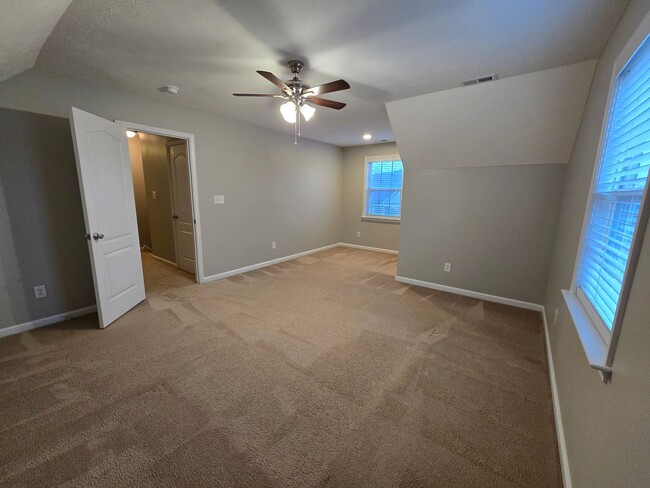 Building Photo - NEW LISTING!!!!!