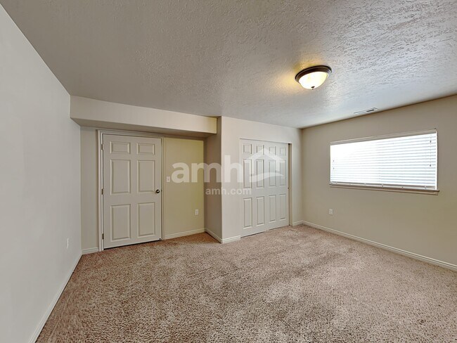 Building Photo - 6301 W Liza Ln