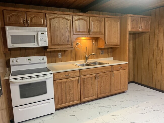 Building Photo - Darling 2-bedroom cabin in the woods!