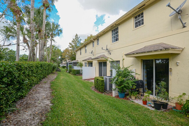 Building Photo - 9949 E Villa Cir