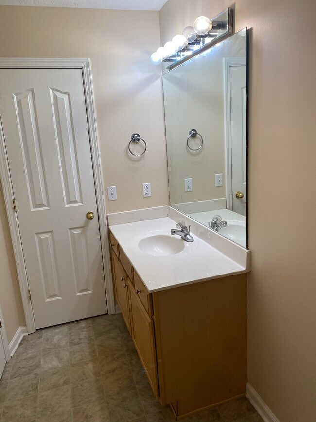 Building Photo - 623 Legacy Dr