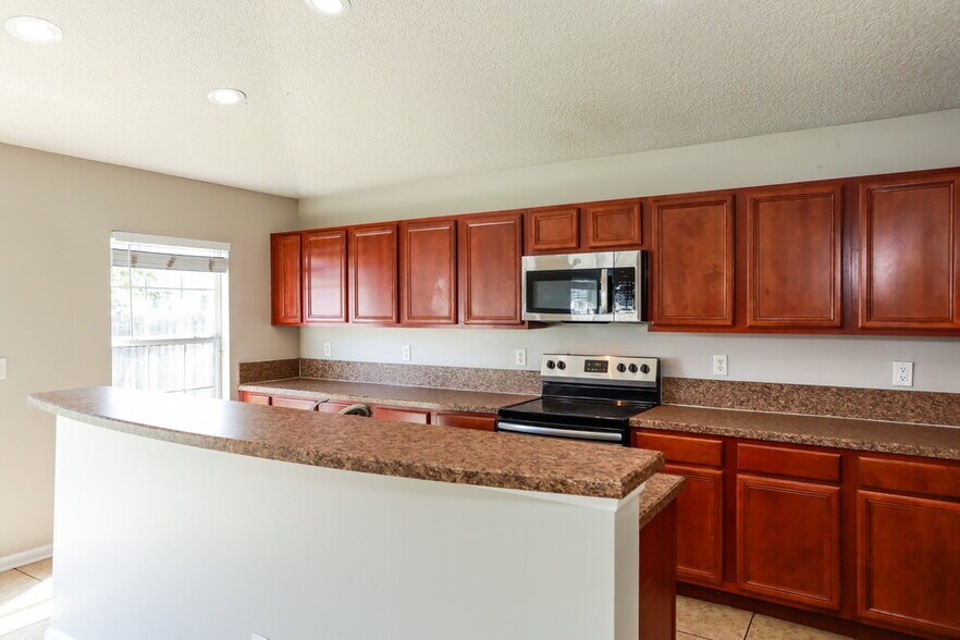 Building Photo - 2285 Brian Lakes Dr E