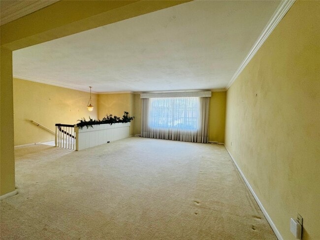 Building Photo - 2715 Manhattan Dr