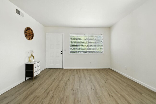 Building Photo - Gorgeous 2 Bed Condo in Foothill Farms