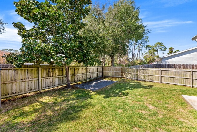 Building Photo - 2566 Oak St