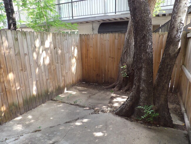 Building Photo - 4314 Travis St