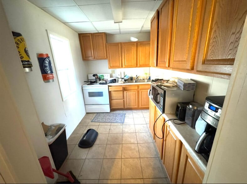 Building Photo - 611 W 12th St